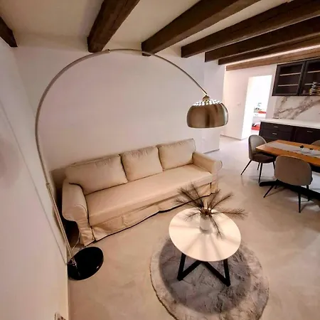 Tina's Sunset Haven Ustrine