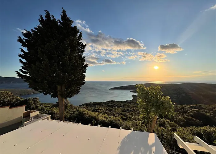 Tina's Sunset Haven Ustrine