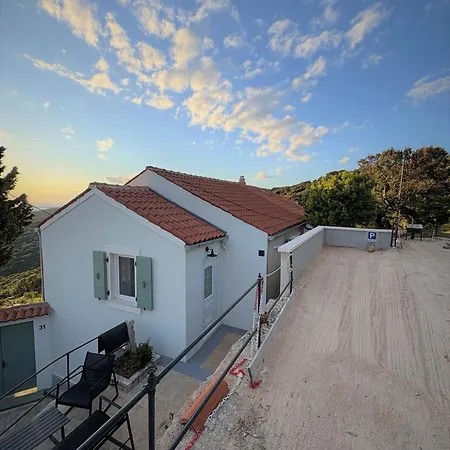 Tina's Sunset Haven Ustrine