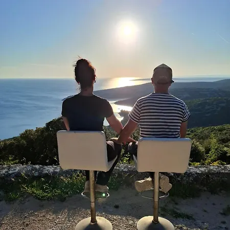 Tina's Sunset Haven Ustrine