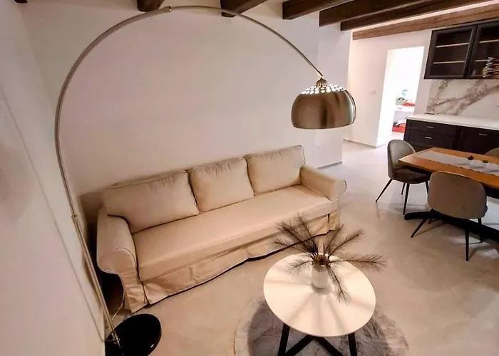 Tina's Sunset Haven Ustrine