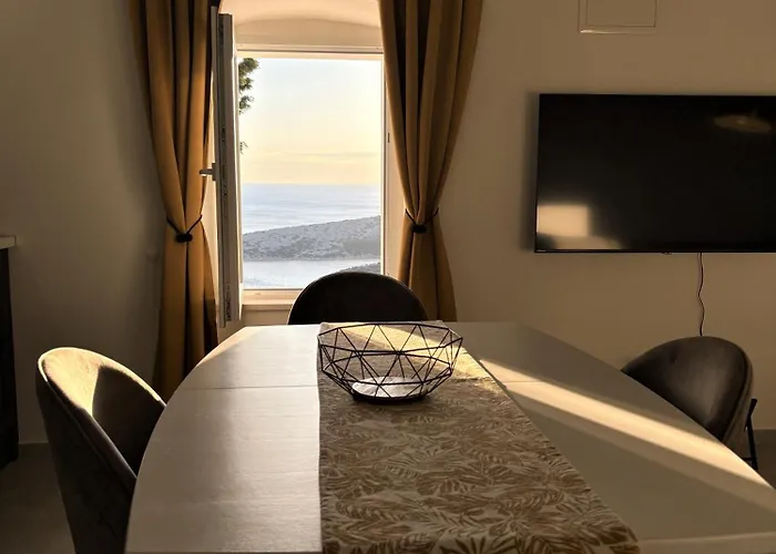 Tina's Sunset Haven Apartment Ustrine