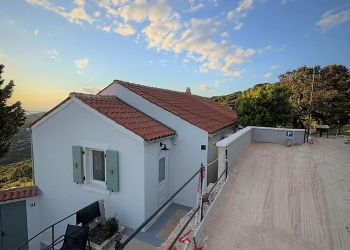 Tina's Sunset Haven Ustrine