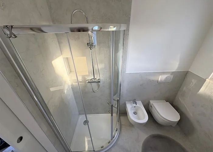 Tina's Sunset Haven Ustrine