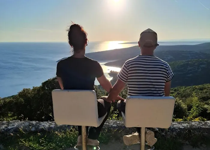 Tina's Sunset Haven Ustrine